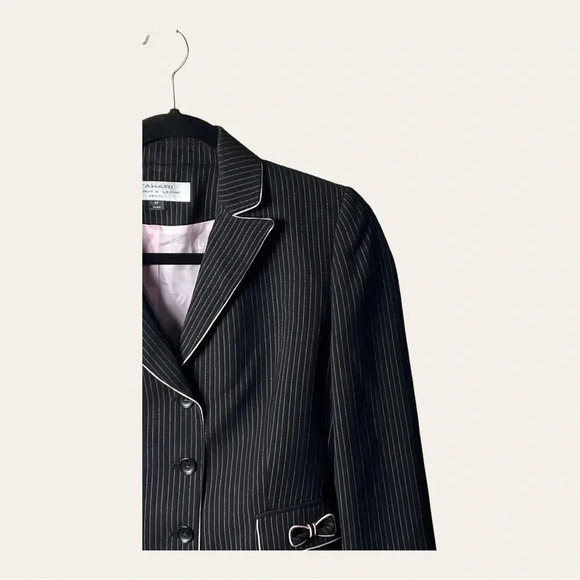 1102. TAHARI ARTHUR S. LEVINE BLAZER PIN STRIPE BACK AND PINK SIZE 4P - Picture 2 of 9